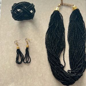 Beaded jewellery set (Necklace / bracelet / earrings)